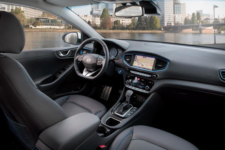 Интерьер Hyundai IONIQ plug-in (AE) 2016 года  (фото 30 из 42)